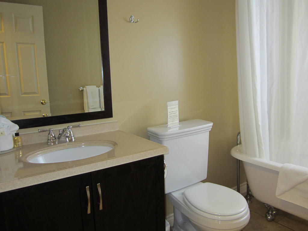Reynolds Hotel Lillooet Bilik gambar