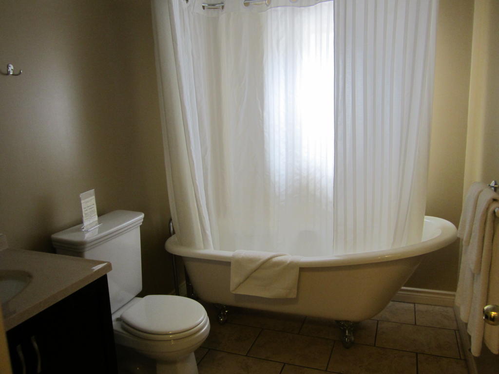 Reynolds Hotel Lillooet Bilik gambar
